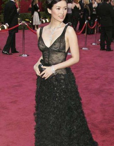 章子怡不愧是“国际章” 身穿黑色吊带连衣裙秀完美身材 网友: 汪