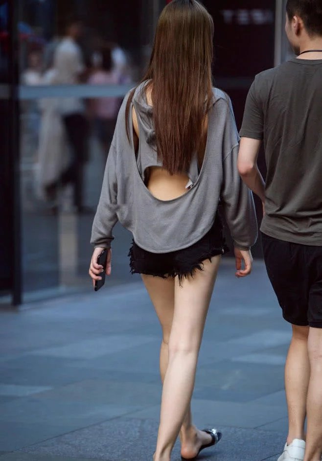 个性小姐姐镂空上衣穿出朦胧曲线，黑色小短裤下的白嫩大腿很吸晴