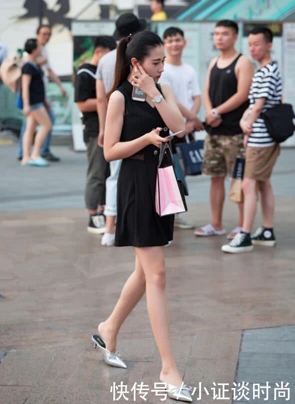 街拍:170美女紧身裤大长腿,遇到1米5小姐姐,瞬间被KO?!