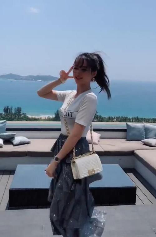  『小姐姐』清新的潮流少女，穿搭紧身，不一样的青春情怀!