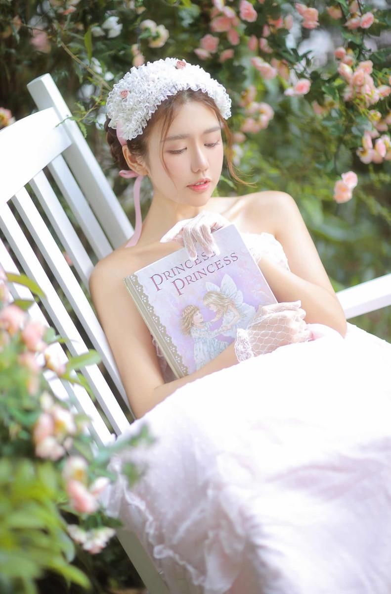 性感粉嫩美女抹胸裙诱人图片