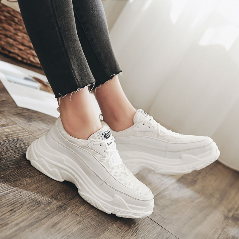 别再穿拖鞋出门了，今年特别流行这款运动小白鞋，任何场合都可穿