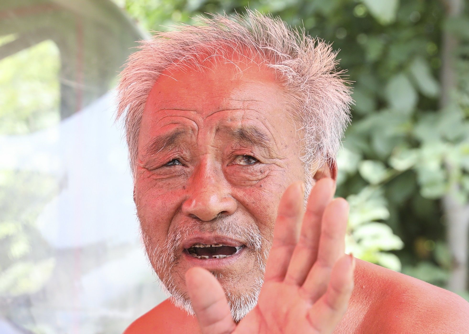 37度高温，70岁农村老人汗流浃背，农村大集一元二斤卖不掉