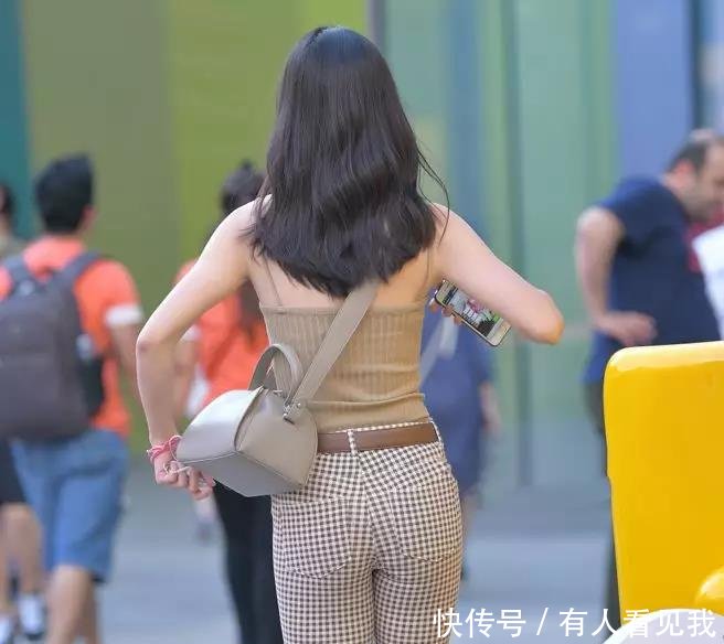路人街拍，身材好的美女都喜欢穿着清凉，既性感又养眼！