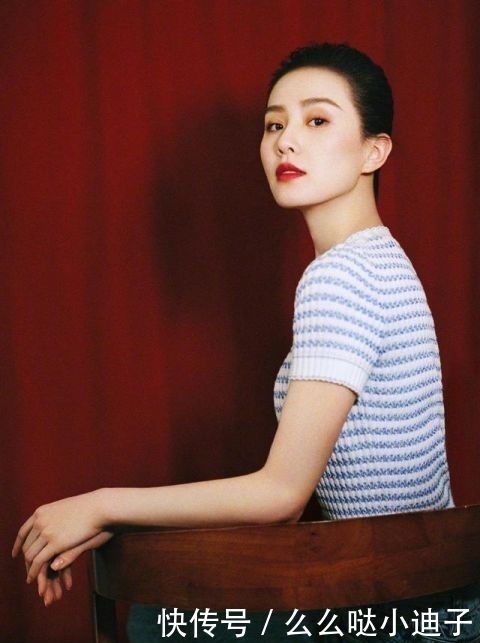 刘诗诗为Chanel口红新品代言,丸子头搭条纹上