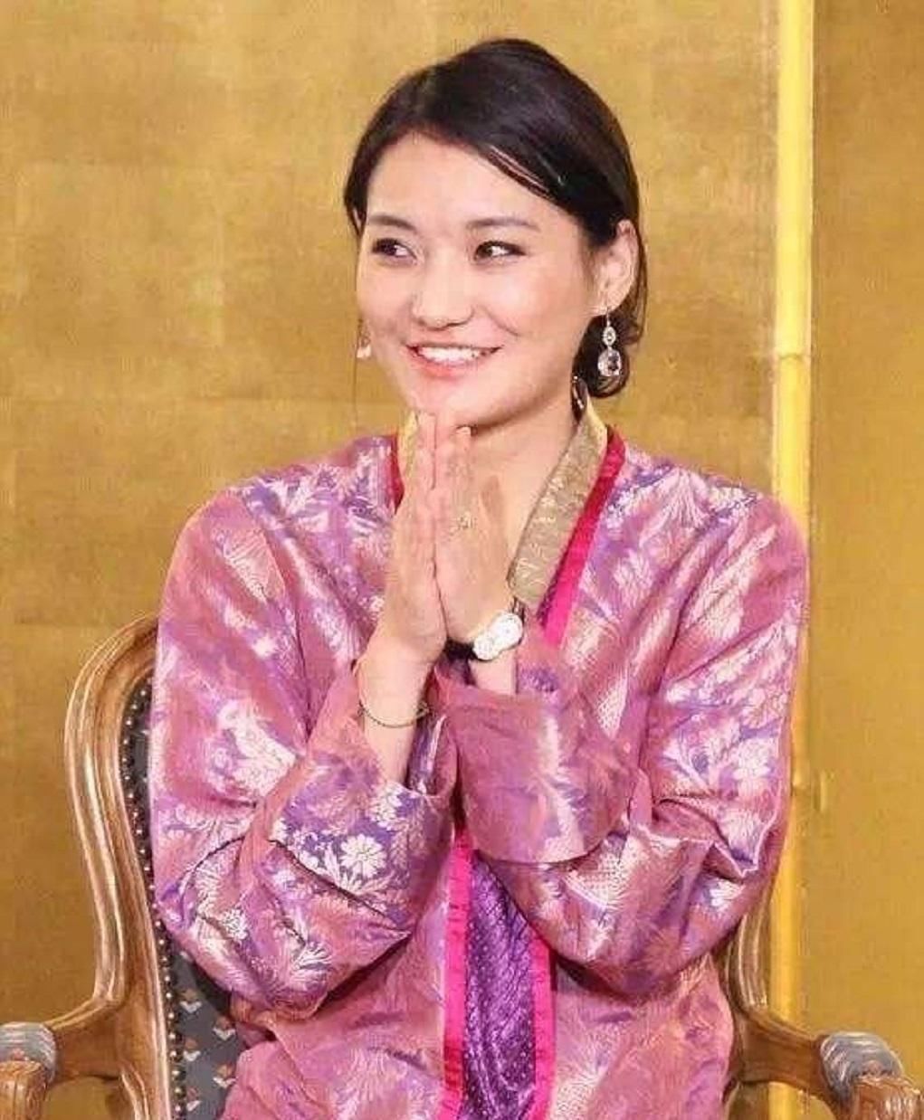  佩玛■29岁不丹王后太偏心！漠视丈夫却紧牵婆婆，帅气国王全程零互动