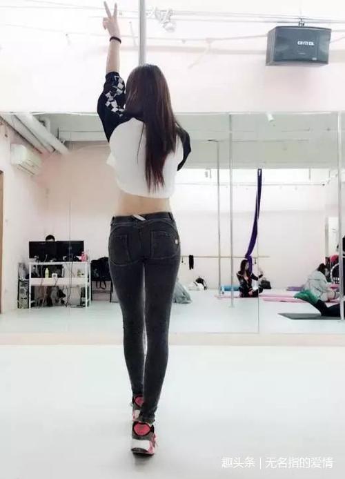 街拍：颜值靓丽的紧身牛仔裤小姐姐，身材显现的非比寻常！