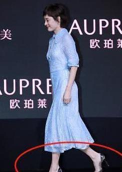 孙俪脚踩筷子高跟鞋现身活动,网友:娘娘,保重