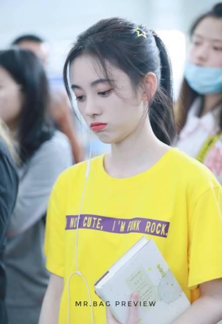 鞠婧祎机场终于好好穿裤子了，76斤“秒变”86斤，早就该这样穿