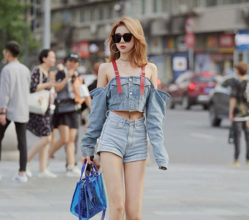 街拍：小姐姐精心装扮，姣好的身材呈现出来，你喜欢吗？