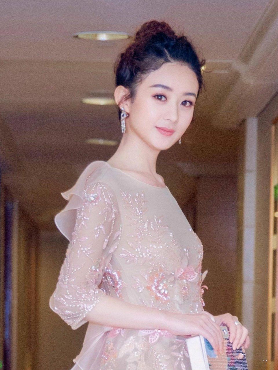 陈乔恩模仿赵丽颖梳丸子头，一个仙女，一个丑女!