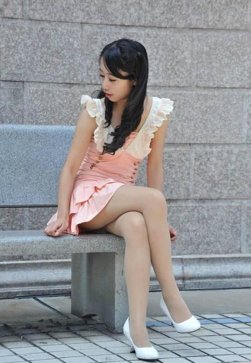 清凉一夏：街拍美女全短裙美白大长腿，倒数第二张能让男人流鼻血