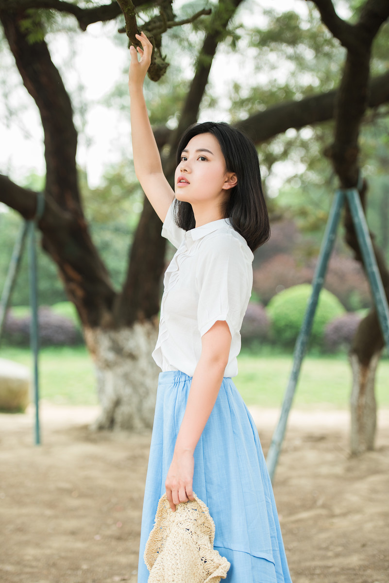 穿白衬衫的短发素颜大眼女孩写真