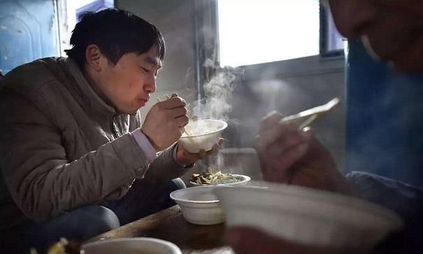  [做饭]农民在外打工，赚的都是血汗钱，为啥明明能自己做饭，却