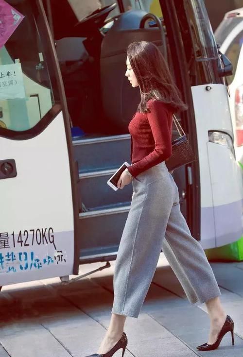  【短款】街拍：小姐姐短款的牛仔外套搭配短款的牛仔裤，休闲中带着时尚