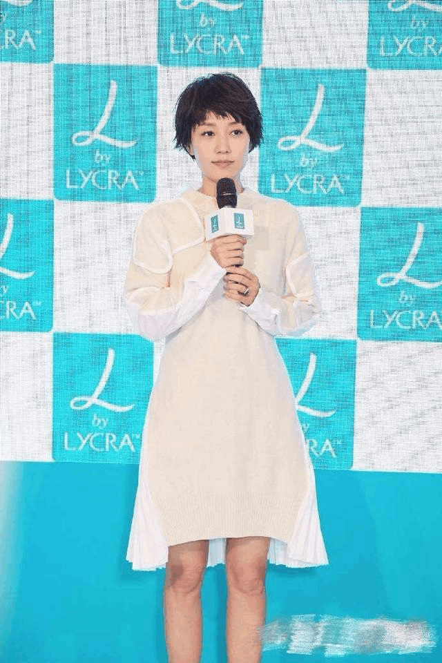 马伊琍你真是过分了, 穿着这么薄的背心出门 网友: 邓紫棋的开叉