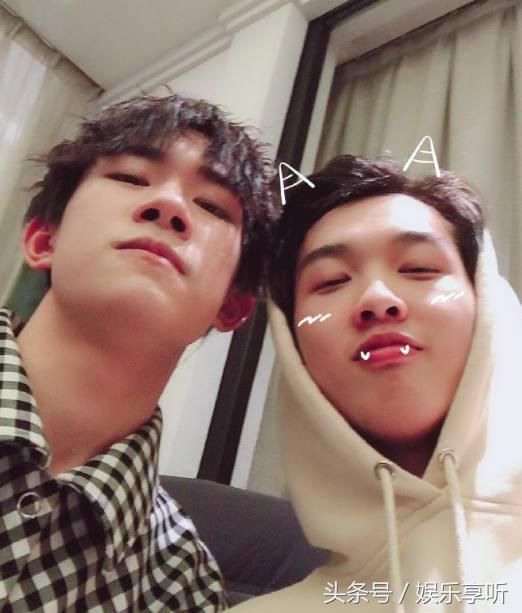 易烊千玺和队员三连拍,粉丝调侃:这合影可以做