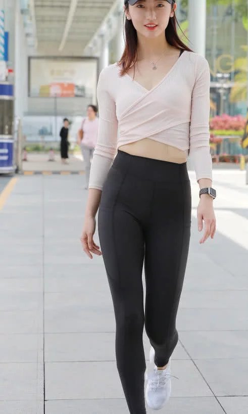 清纯小姐姐身穿紧身裤，大秀玲珑有致完美身材，笑容甜美十分迷人
