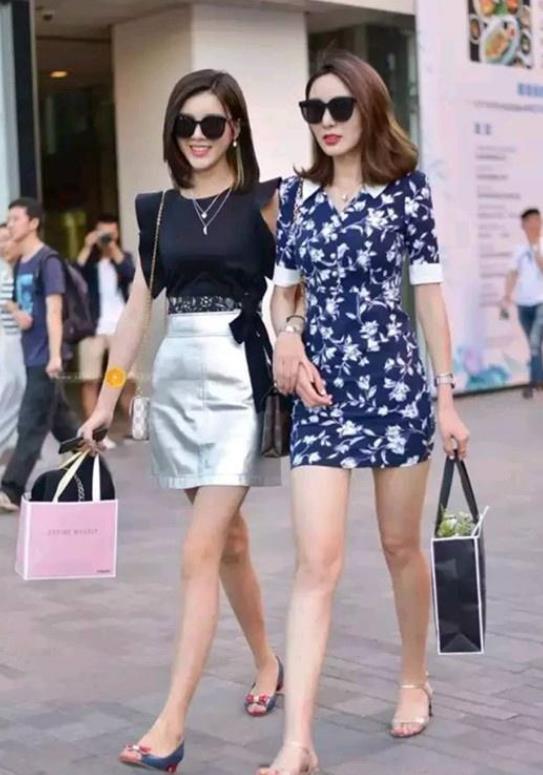  #红色#街拍：美女身穿红色连衣裙，肩挎小包包，头戴小白帽显得俏皮可爱