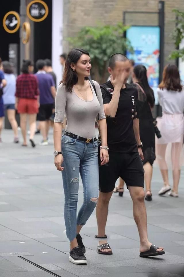 靓丽街拍:丰腴紧身牛仔裤辣妈，傲人身姿很惹眼，看着像混血美女!