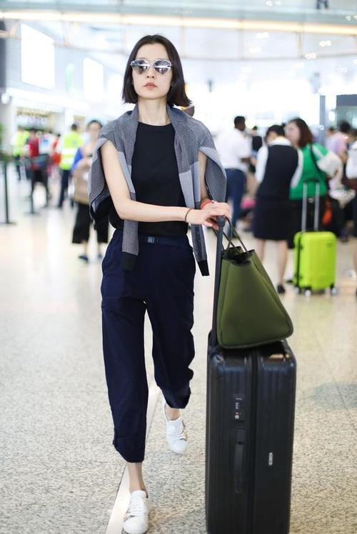 杜鹃不愧是超模，破布当披肩也能穿出高定风，还不学着点！