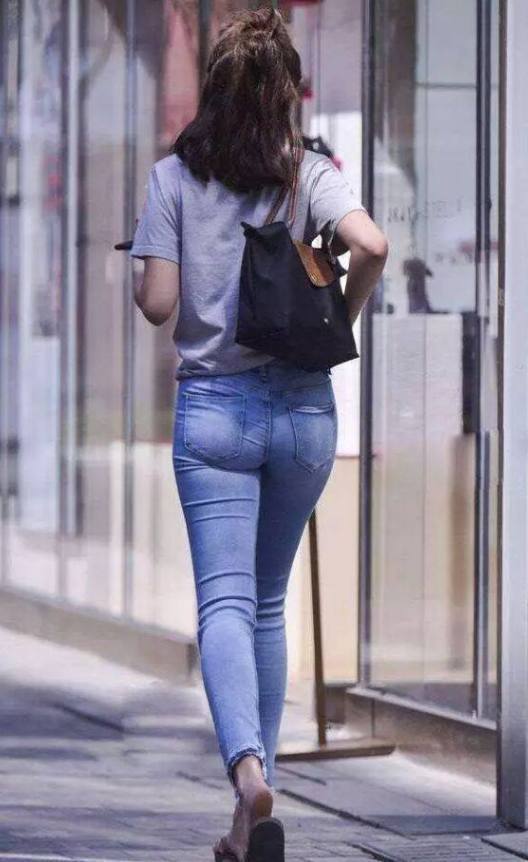 街拍:潮流紧身牛仔裤,对于腿型的修饰,效果非常好!