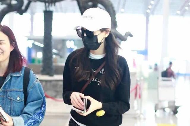 看了关晓彤的机场秀，再看看迪丽热巴的，难怪鹿晗会这么喜欢她!