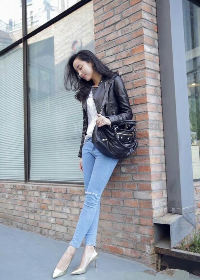 吕一的一字裙开的也是够特色的,让人忍不住想多看几眼!