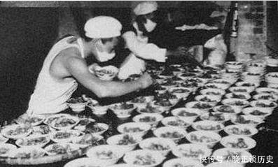  【大锅饭】人民公社大食堂，吃起了“吃饭不花钱”的大锅饭。