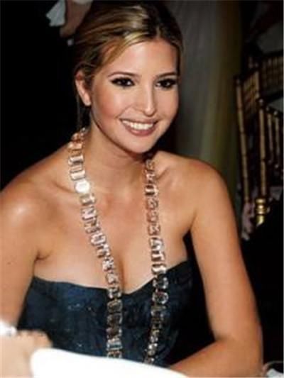 37岁伊万卡:穿大红色气场十足，图4大秀可爱风!