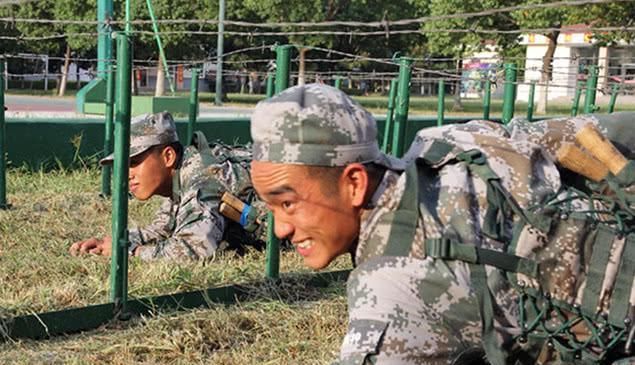 部队里的士兵，衣服破了如何补？看士兵们怎么说