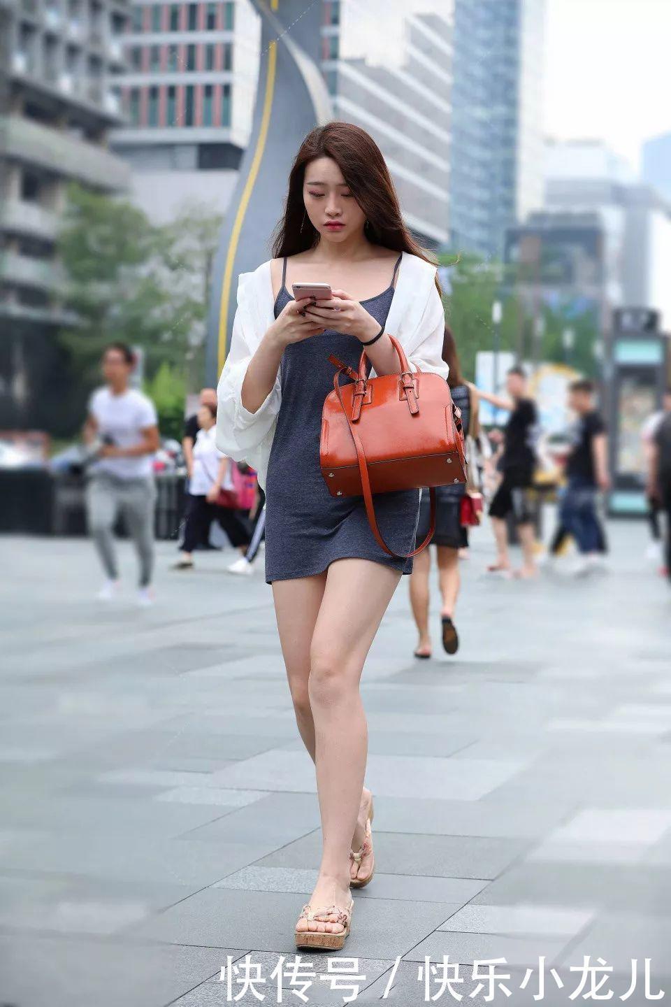 尽显|街拍:黑色小吊带衬衣,尽显小女人姿态
