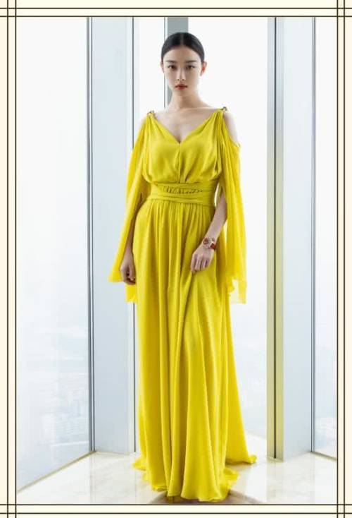 倪妮机场搞怪，反戴棒球帽嘟嘴卖萌心情好，网友：井柏然尴尬了！