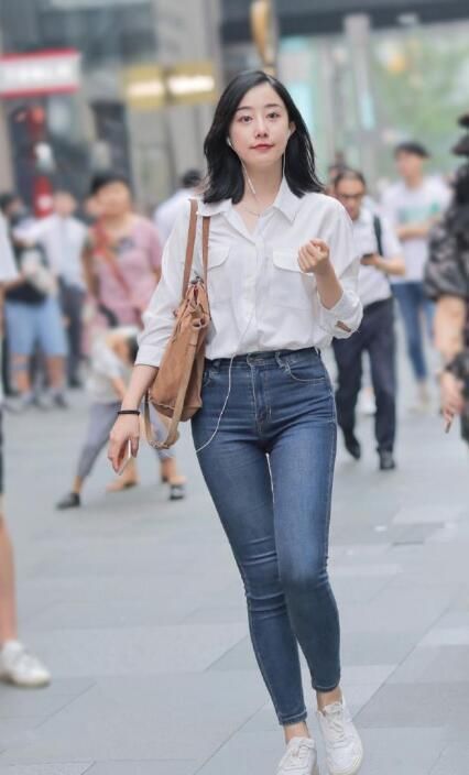  小姐姐|简单百搭的牛仔裤搭配白衣衬衫, 让你变得休闲靓丽