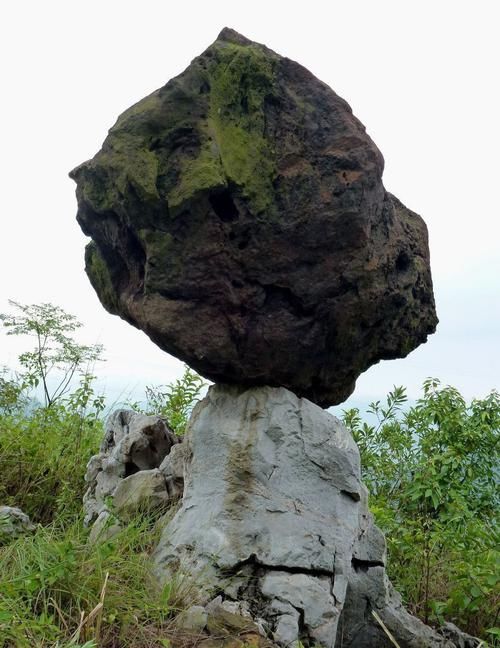 『真够』真够厉害的!广西一奇异景观,20吨巨石靠两尖石支撑悬空,专家也无法解释