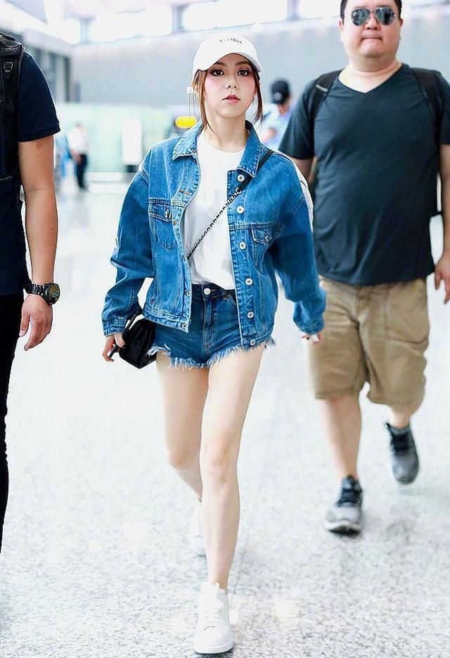 皮裤已成过去式,邓紫棋牛仔短裤青春靓丽,穿出1米7既视感