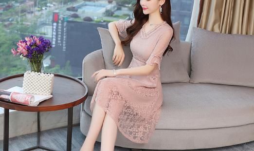 有种性感叫“蕾丝裙”，凸显姣好身材，秀出迷人S曲线