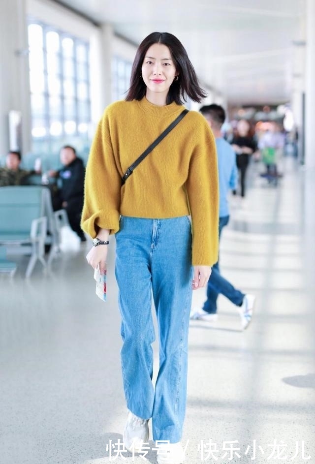  『清爽』街拍：小姐姐妩媚动人淑女风十足，穿白色背心简单清爽