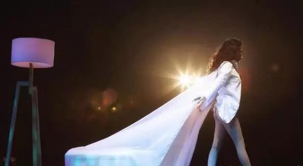 49岁莫文蔚，活出了18岁女人最想暴露资本，这腿保养让人佩服