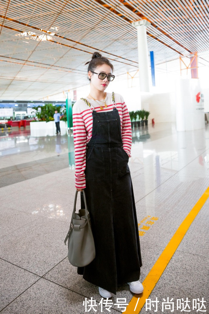 马思纯穿草莓裙现身，搭配白衬衫很清新，网友：可惜没有腰！