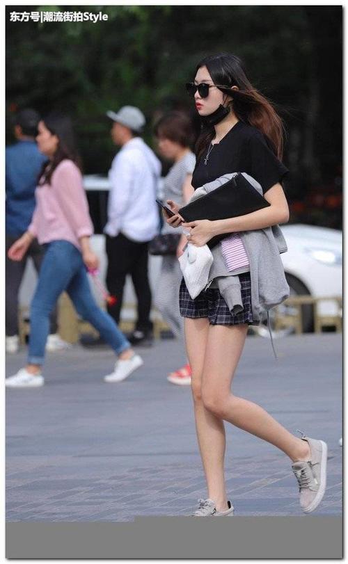 美女街拍：东莞街头汇聚美女，个性的穿衣风格，上演了时尚大片