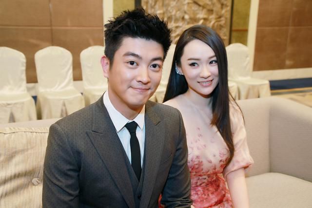 让人意外的是,霍思燕公布了和渡江的恋情,当时演艺界一片哗然,霍思燕
