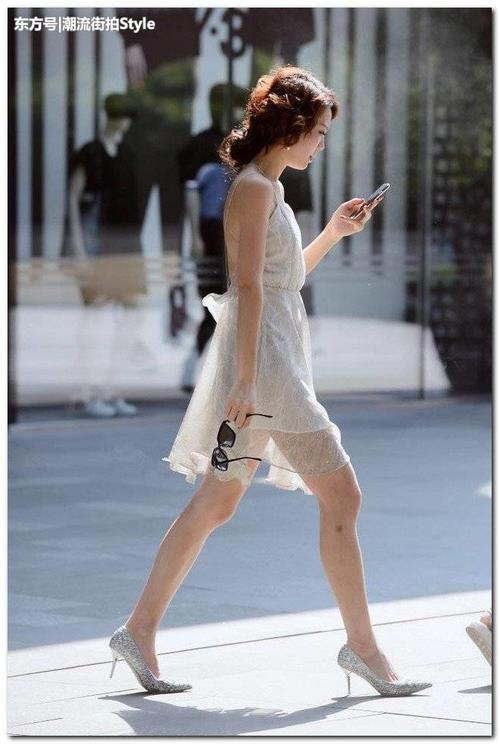 美女街拍：东莞街头汇聚美女，个性的穿衣风格，上演了时尚大片