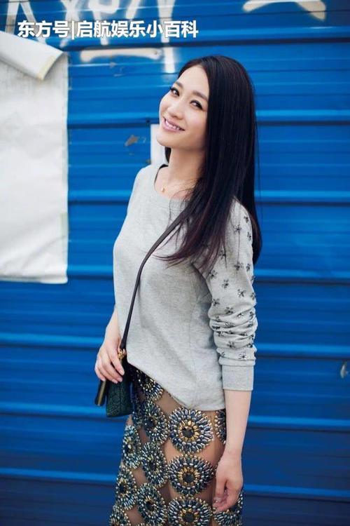 42岁李小冉再次惊艳众人，穿的一身朴素现身，仍保留着初恋容貌