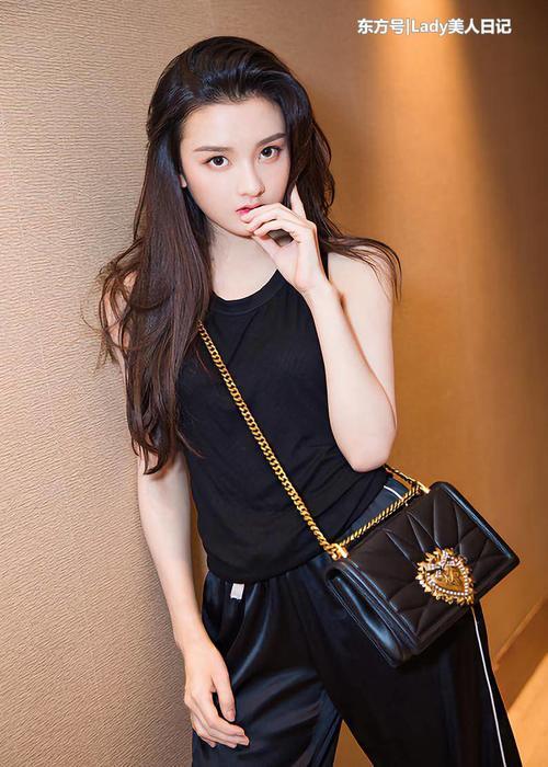 比宋祖儿大几岁的王鸥这样穿，两人竟似同龄人，果然这样搭显年轻