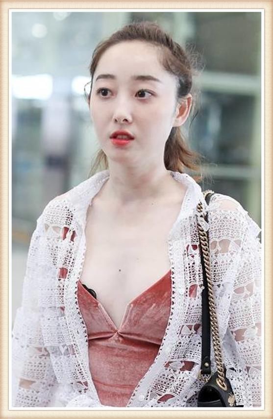 看了蒋梦婕穿抹胸装，再看看王丽坤，真想问林更新一句:后悔不?