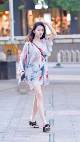 素人街拍: 超短裤凸显迷人长腿, 图四小姐姐真的是身材比例太赞