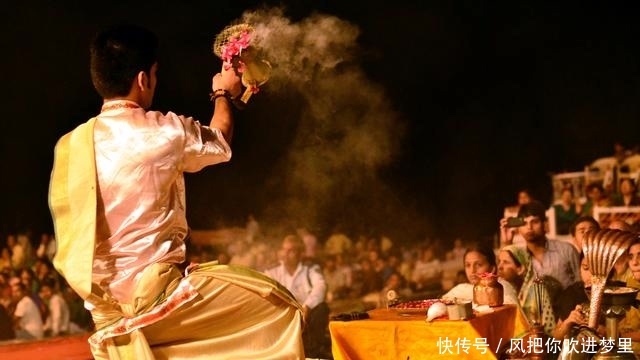 恒河夜祭，一场赞美河神的不变传奇，古老震撼不论风雨持续数百年