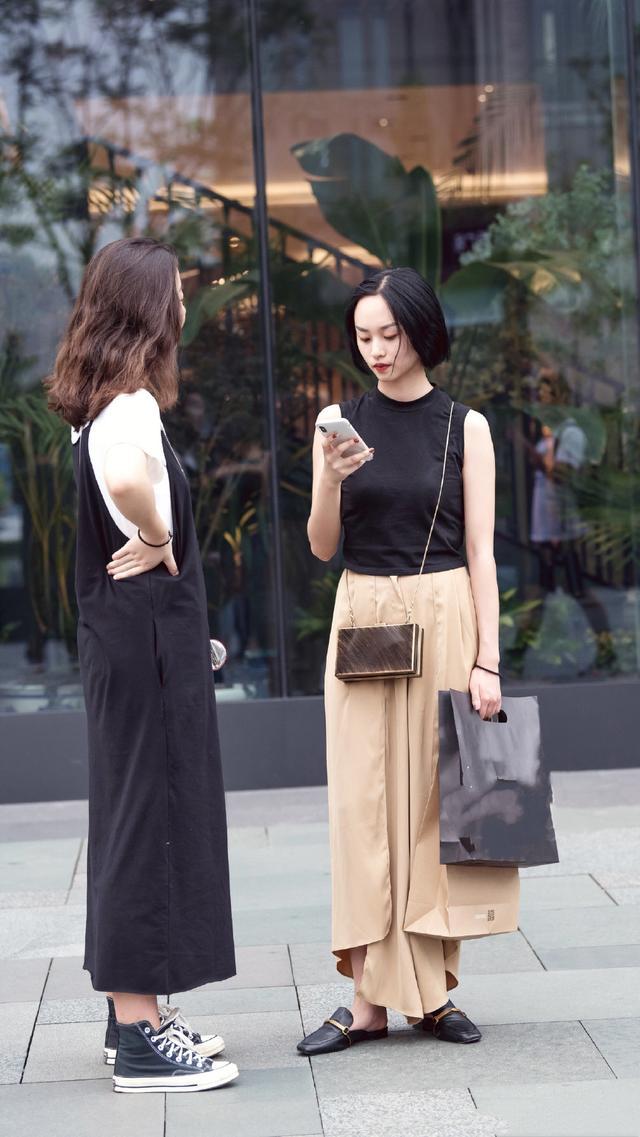 街拍：美女们风姿卓越，搭配优雅，女人味十足