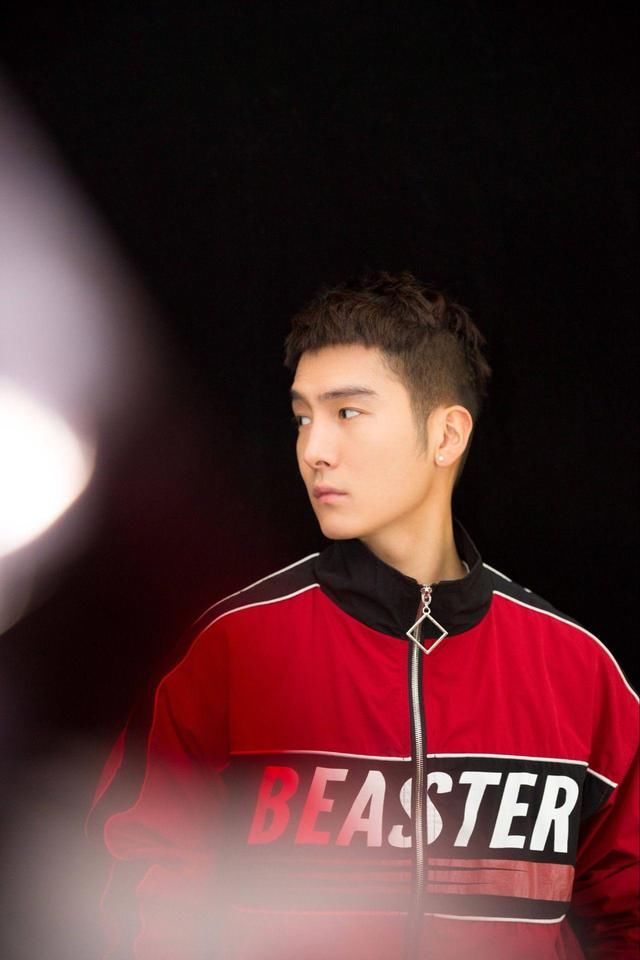 盛一伦身穿红色系秋装，火焰一般的帅，真有冲击力！